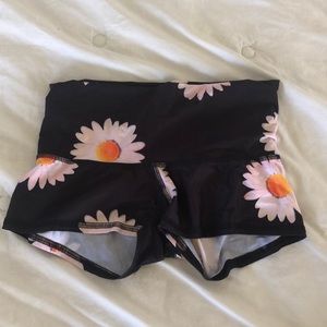 Teeki yoga shorts